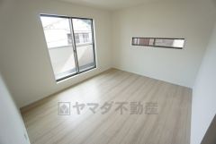 主寝室としてお使いいただけそうなこちらのお部屋は、日当たりが良く、爽やかな風を感じて起きる朝は、快適生活の始まりに。