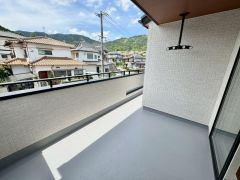 幅広のインナーバルコニーは多少の雨でも洗濯物を守ってくれ、家事を助けてくれること間違いなし。眩しすぎる日差しも和らげます。