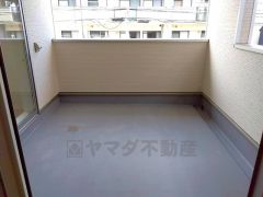 陽当たりの良いバルコニーです。お洗濯やお布団干しはもちろん、日光浴スペースにも。足元は防水工事施工済です。