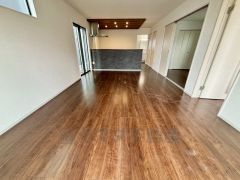 おしゃれなキッチンを中心とした開放的なリビング。