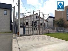 バス停まで徒歩約5分　通勤やお出かけにも便利です。