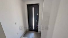 玄関扉から光の差し込む明るい玄関です。たっぷり収納できるシューズボックス付きなので、家族全員の靴がきれいに整頓できます。