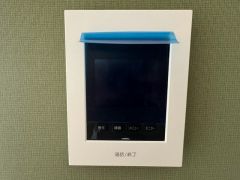 今や必需品となっておりますTVモニター付きインターホンです。録画・再生器のもついており防犯性もばっちりです。キッチン横にありワンタッチで外の方とお話ができますので便利です。