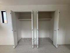 大きめのクローゼットがついた使いやすい洋室です。すっきりと整理整頓できるので気持ちよくすごせます＾＾