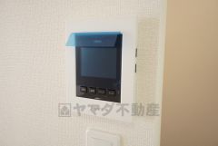 防犯性もばっちり、TVモニター付きインターホン完備。大きなモニターで玄関先を確認できます。録画機能が付いているので不在時の訪問者も確認できて安心です＾＾