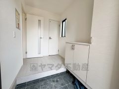 玄関扉から光の差し込む明るい玄関です。