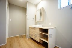 同仕様写真。現況と異なる場合は現況を優先します。洗面台、洗濯機置き場、バスルームが連なっている、生活導線の考えられた作りになっています。