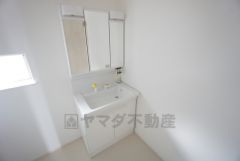 三面鏡つき洗面台。収納も一体型になっているので、化粧品や予備の歯ブラシ等もきれいに整頓できますね＾＾