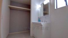 三面鏡にハンドシャワー付きで使いやすい洗面台です＾＾鏡裏と洗面ボウル下に収納付きの洗面台なので、整理整頓ができスッキリと使えます＾＾