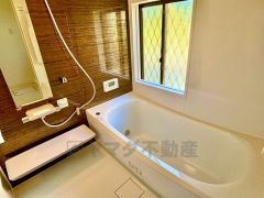 1日の疲れを癒すくつろぎのバスルーム。足を伸ばしてもゆったりと入れるサイズです。お子様と一緒にお風呂に入っても狭くないですね＾＾