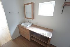 洗面台、洗濯機置き場、バスルームが連なっている、生活導線の考えられた作りになっています。