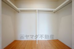 同仕様写真。収納力豊富なウォークインクローゼット。洋服や小物などを1箇所にまとめて美しい収納を実現します。スーツケースのような大型の荷物も置けます＾＾