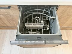 炊事時間を大幅に短縮できる食器洗浄乾燥機付き＾＾食器を洗う手間が減るので家族とのコミュニケーションの時間や自分の時間が増えますね。