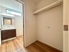 洗面室横には居室から独立したファミリークローゼット付き。ご家族の衣類や荷物をまとめて収納できます＾＾適切な場所に配置することで生活動線を短くし、家事効率も高まりますね＾＾
