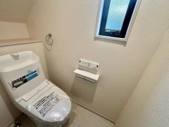 ウォシュレット付きトイレです。1階2階の2ヶ所にトイレがあるので、忙しい朝にもゆとりができますね＾＾ 温水洗浄便座リモコン付き。