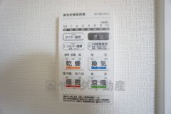 浴室暖房乾燥機には、暖房、乾燥、涼風、換気の4つの機能が付いています。タイマー付きです。換気・雨の日の洗濯も安心です＾＾