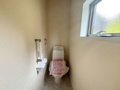 温水洗浄機付トイレです。節水機能もあるので、安心して使えますね。すっきりした見た目で、トイレ奥の掃除もしやすいです＾＾