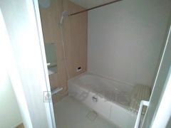 1日の疲れを癒すくつろぎのバスルーム。足を伸ばしてもゆったりと入れるサイズです。お子様と一緒にお風呂に入っても狭くないですね＾＾
