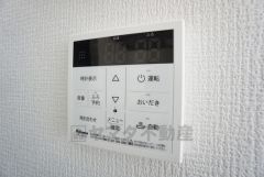 キッチン横からお湯張り、追い炊き、足し湯がボタン一つで楽々操作できる給湯機リモコンです。忙しい夕飯準備の時間帯に重宝しますね。