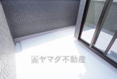 陽当たりの良いバルコニーです。お洗濯やお布団干しはもちろん、日光浴スペースにも。足元は防水工事施工済です。