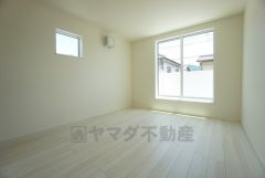 バルコニーに面した陽当たりの良い洋室です＾＾