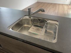 大きなお鍋も楽々洗える幅の広いシンクです＾＾ステンレスシンクなので簡単にお掃除できますよ。洗剤やスポンジもすっきりできる収納付き。