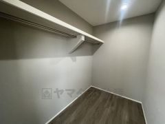 収納力豊富なウォークインクローゼット。洋服や小物などを1箇所にまとめて美しい収納を実現します。