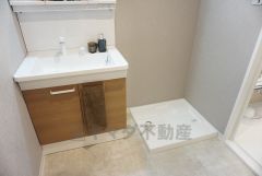 室内洗濯機置場。洗面台は新規リフォーム済みです。
