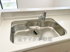 キッチンシンクは洗剤やスポンジを収納出来るラック付き。広さも確保しているので、大きなお鍋も洗いやすいですね。
