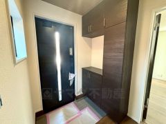 玄関扉から光の差し込む明るい玄関です。 たっぷり収納できるシューズボックス付きなので、家族全員の靴がきれいに整頓できます。