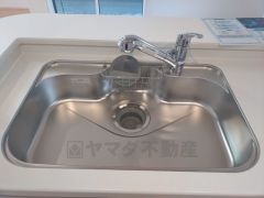 キッチンシンクは洗剤やスポンジを収納出来るラック付き。広さも確保しているので、大きなお鍋も洗いやすいですね。