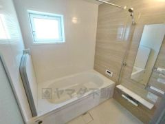 1日の疲れを癒すくつろぎのバスルーム。足を伸ばしてもゆったりと入れるサイズです。お子様と一緒にお風呂に入っても狭くないですね＾＾