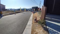 前面道路は広く、車同士がすれ違うスペースが十分にあります。落ち着いた住宅地内で快適な生活を実現してみませんか＾＾