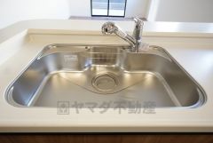 広々とした凸型シンクに洗剤ポケットを標準装備。大きなお鍋など洗いやすいです。