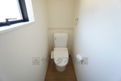 ウォシュレット付きトイレです。1階2階の2ヶ所にトイレがあるので、忙しい朝にもゆとりができますね＾＾