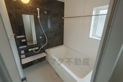 1日の疲れを癒すくつろぎのバスルーム。ゆったりと入れるサイズです。お子様と一緒にお風呂に入っても狭くないですね＾＾ 