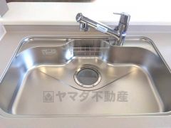 大きなお鍋も楽々洗える幅の広いシンクです＾＾ステンレスシンクなので簡単にお掃除できますよ。洗剤やスポンジもすっきりできる収納付き。