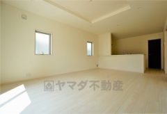 同仕様写真。家族が集まる開放的なリビング。約17帖の大空間で毎日のお食事が楽しみです＾＾思い思いの時間を過ごしたり、家族みんなで食事をしたり、素敵な団らんの場になりますね。