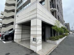 エントランスの外まで管理が行き届いた綺麗なマンションです。