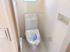 ウォシュレット付きトイレです。1階2階の2ヶ所にトイレがあるので、忙しい朝にもゆとりができますね＾＾