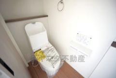 ウォシュレット付きトイレです。1階2階の2ヶ所にトイレがあるので、忙しい朝にもゆとりができますね＾＾