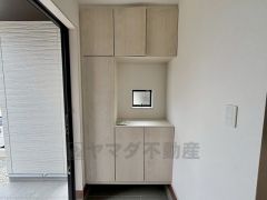 玄関扉から光の差し込む明るい玄関です。 たっぷり収納できるシューズボックス付きなので、家族全員の靴がきれいに整頓できます。