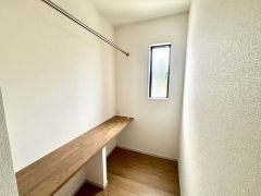 室内物干しスペースには便利なカウンター付き