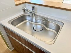 大きなお鍋も楽々洗える幅の広いシンクです＾＾ステンレスシンクなので簡単にお掃除できますよ。洗剤やスポンジもすっきりできる収納付き。