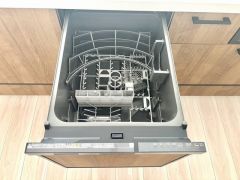 炊事時間を大幅に短縮できる食器洗浄乾燥機付き＾＾食器を洗う手間が減るので家族とのコミュニケーションの時間や自分の時間が増えますね。