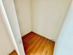 収納力豊富なウォークインクローゼット。洋服や小物などを1箇所にまとめて美しい収納を実現します。スーツケースのような大型の荷物も置けます＾＾