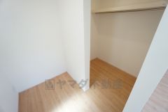 収納量たっぷりのウォークインクローゼット。ハンガーパイプ付で散らかりがちな洋服類もきれいに整理できます。