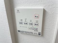 浴室暖房乾燥機付き。天候に左右されず、いつでも好きなときに洗濯物を干せるので、仕事や家事で忙しい方に重宝します。