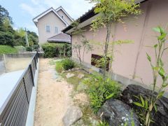 和の趣を感じるお庭。四季の移ろいを感じながら、ガーデニングも楽しめる癒しの空間です。