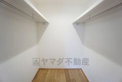 ウォークインクローゼット付き＾＾ハンガーパイプ下にボックスを置いて、枕棚を活用して、たっぷりと収納できそうです＾＾